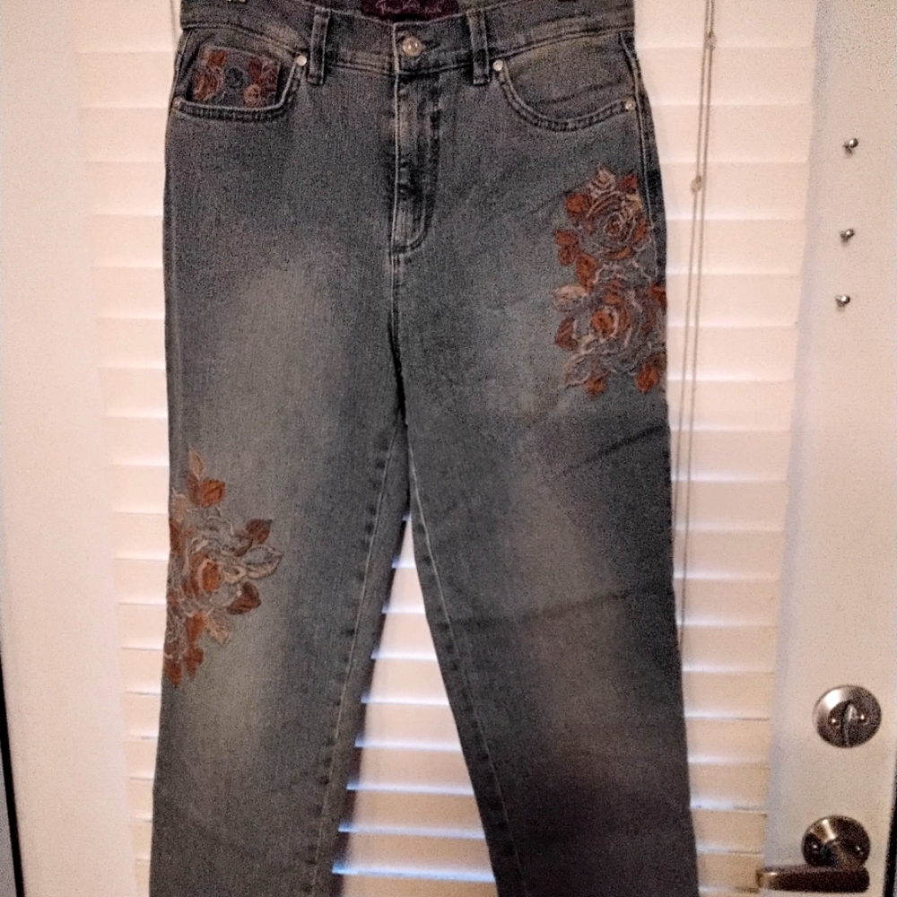Gloria Vanderbilt Embroidered Floral Design On Each Leg Jeans Amanda EUC